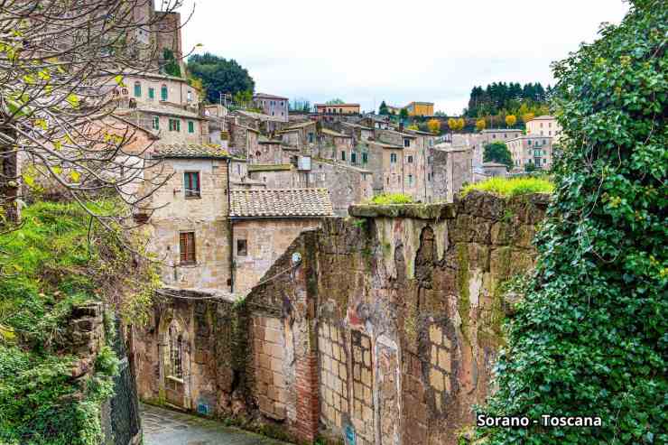 Il bellissimo borgo di Sorano, in Toscana, con le sue caratteristiche case in tufo