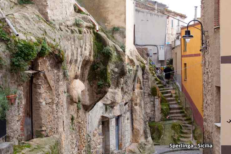 uno scorcio molto particolare della città di Sperlinga, in Sicilia