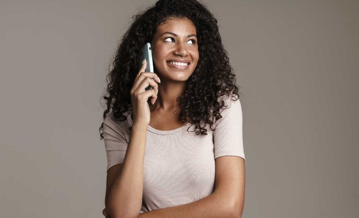 donna a telefono
